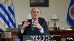 El embajador de Uruguay ante la Organización de Estados Americanos (OEA), Washington Abdala, durante una entrevista con la Voz de América el 13 de junio de 2023, previo a la Asamblea General del organismo, en Washington, EEUU. [Foto: Tomás Guevara/ VOA]