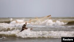 কক্সবাজারে বঙ্গোপসাগরে মাছ ধরতে জাল ফেলছেন এক জেলে। (ফাইল ছবি) 