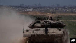 이스라엘 남부 가자지구 국경 근처에서 이동 중인 이스라엘군 전차 (자료사진)