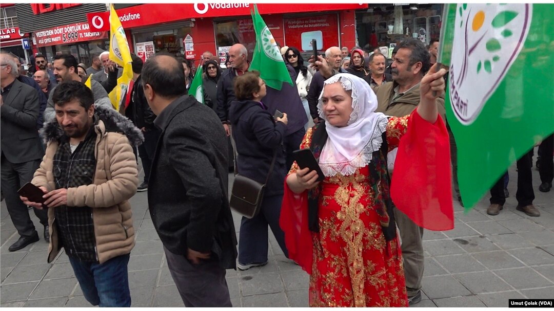 VOA Türkçe, etkinliğe katılan DEM Partili seçmenlere de görüşlerini sordu.