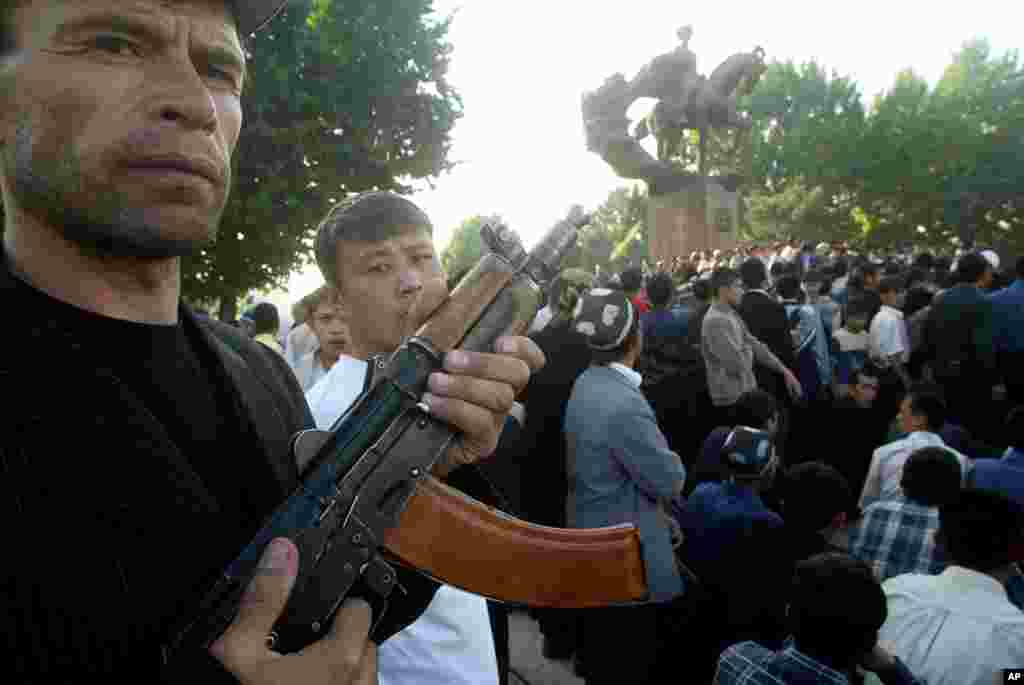 Hukumat idoralariga hujum qilgan namoyishchilar, Andijon, 13-may, 2005