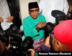 Jamalul Kiram III, mantan Sultan Sulu wilayah Filipina selatan di depan Masjid Biru di Taguig, selatan Manila, 22 Februari 2013. (Foto: REUTERS/Romeo Ranoco)