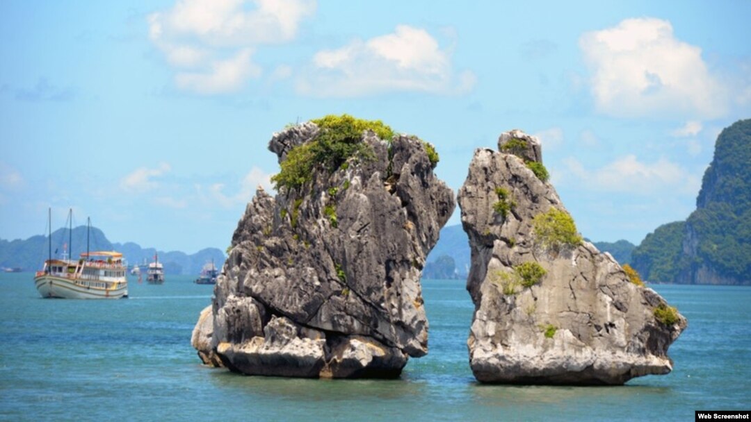 Hòn Trống Mái (Kissing Rocks) ở Vịnh Hạ Long. Ảnh: TTXVN.