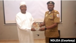 Shugaban Hukumar NDLEA da Jam'in da ya samu lambar yabo, Francis Igonoh