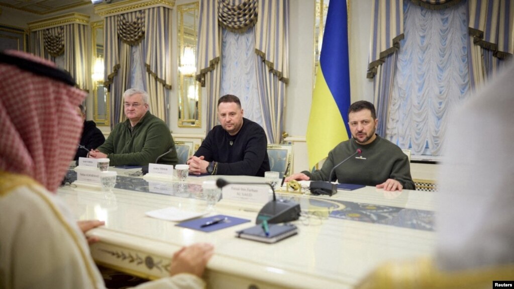 2023年2月26日，乌克兰总统泽连斯基（右），与沙特外交大臣费萨尔·本·法尔汉·阿勒沙特在基夫举行会议。(photo:VOA)