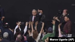 El presidente Andrés Manuel López Obrador saluda a simpatizantes a su llegada a un multitudinario acto político en el Zócalo, en Ciudad México, el 18 de marzo de 2023, con motivo del 85 aniversario de la expropiación de la industria petrolera del país en 1938. 