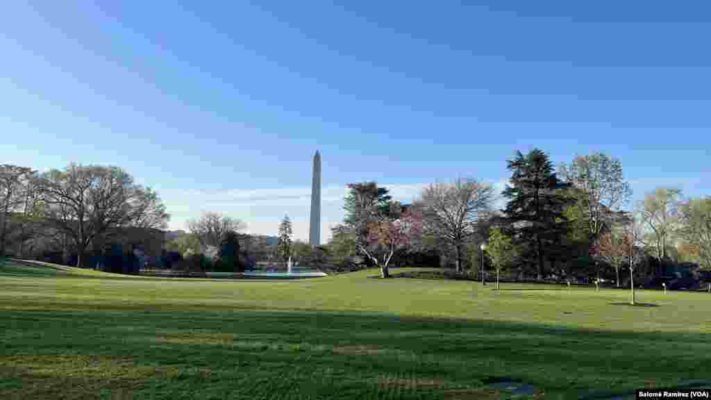 El jardín sur de la Casa Blanca también es el emblemático sitio de aterrizaje del Marine One, el helicóptero de la Marina que transporta al presidente desde y hacia su residencia.