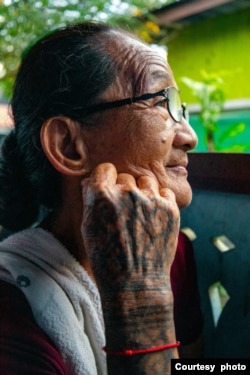 Long Ba, dari suku Dayak Gaai, dengan telinga panjang yang telah dipotong (foto: courtesy).