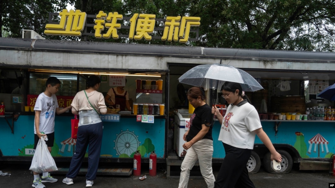 People visit a roadside food stall in Beijing, July 25, 2024.