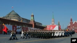 2020年6月24日，中國人民解放軍三軍儀仗隊在紀念反法西斯戰爭勝利75週年時，列隊通過莫斯科紅場。當年9月，俄中兩國部隊同來自亞美尼亞、白俄羅斯、伊朗、緬甸、巴基斯坦等國的部隊在俄羅斯南部舉行了聯合軍演。
