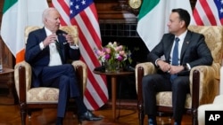 El presidente de EEUU, Joe Biden (izq.) conversa con el premier irlandés Taoiseach Leo Varadkar, el 13 de abril de 2023, en Dublin, la capital de Irlanda.