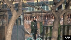资料照：2024年1月8日，一名中国武警在英国驻北京大使馆外站岗。(法新社）