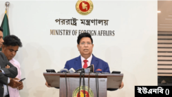 পররাষ্ট্র মন্ত্রণালয়ে সাাংবাদিকদের সঙ্গে পররাষ্ট্রমন্ত্রী ড. এ কে আব্দুল মোমেন। ১২ ডিসেম্বর, ২০২৩।
