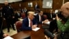Bivši predsjednik Donald Trump čeka početak svog krivičnog suđenja na krivičnom sudu na Menhetnu u Njujorku, 6. maja 2024.