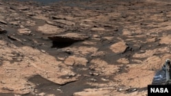 Mud cracks were captured in this mosaic image by Curiosity's Mastcam on June 20, 2021. (NASA/JPL-Caltech/MSSS/IRAP)