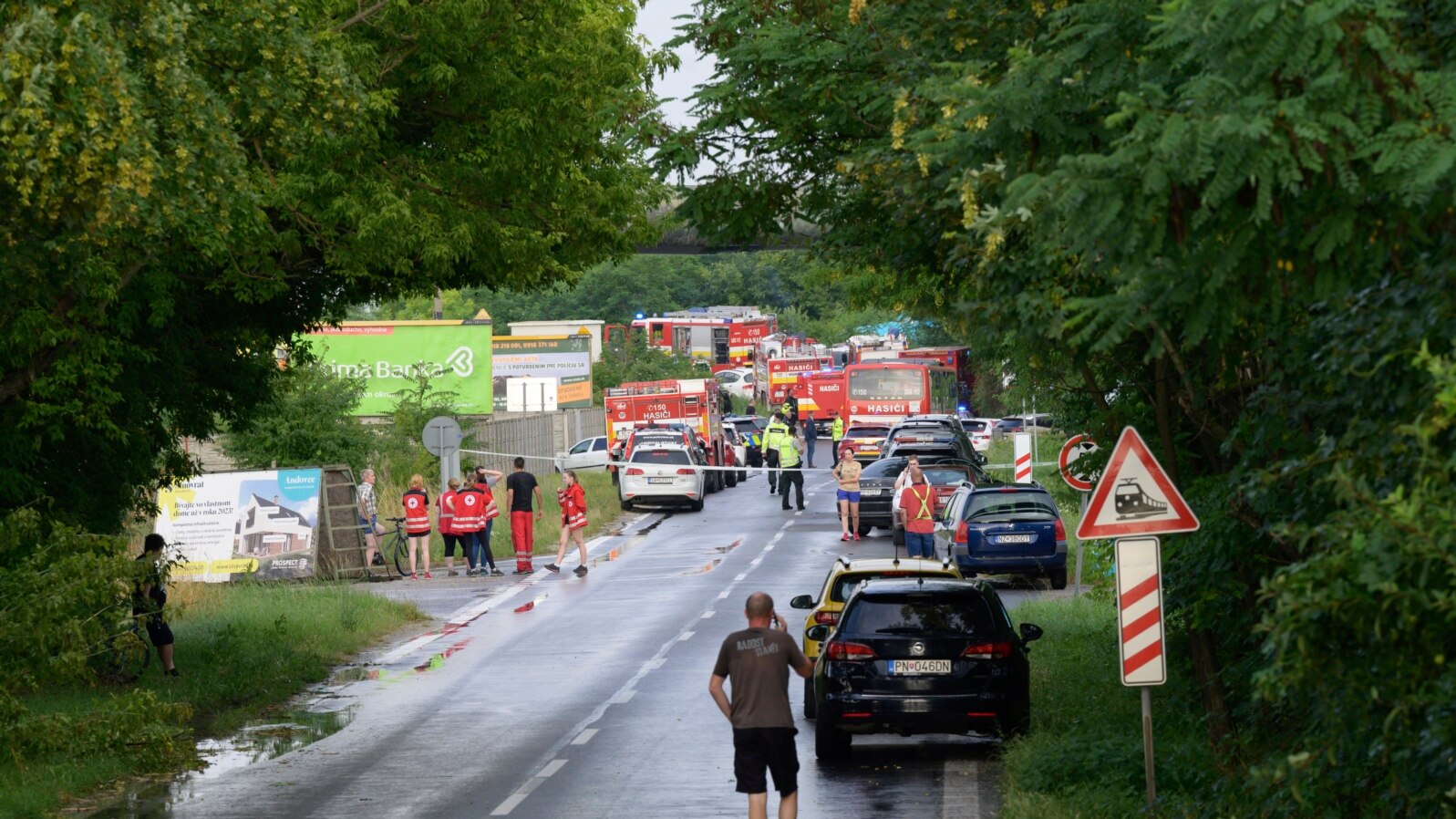 Mobil pemadam kebakaran dan sejumlah kendaraan tanggap darurat berada di lokasi tabrakan anatara kereta api dan sebuah bus di dekat Kota Nove Zamky, Slovakia, pada 27 Juni 2024. (Foto: Henrich Misovic/TASR via AP)