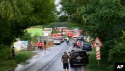 Mobil pemadam kebakaran dan sejumlah kendaraan tanggap darurat berada di lokasi tabrakan anatara kereta api dan sebuah bus di dekat Kota Nove Zamky, Slovakia, pada 27 Juni 2024. (Foto: Henrich Misovic/TASR via AP)