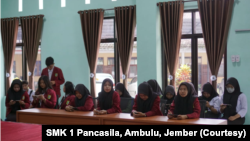 Siswa-siswi dan seorang guru SMK 1 Pancasila, Ambulu, Jember, Jawa Timur, menjadi viral karena petikan video berbahasa Mandarin. (Foto: Ilustrasi/Courtesy/SMK 1 Pancasila, Ambulu, Jember)