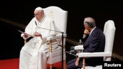 Paus Fransiskus (kiri) didampingi Presiden Portugal Marcelo Rebelo de Sousa (kanan) menghadiri pertemuan dengan pihak berwenang, masyarakat sipil dan korps diplomatik di Centro Cultural de Belem di Lisbon, Portugal, 02 Agustus 2023. (ANTONIO PEDRO SANTOS/Pool via REUTERS)