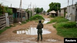 Imagen de archivo de un soldado hace guardia durante una operación conjunta policial y militar en un barrio de bajos ingresos, mientras el gobierno continúa su ofensiva contra las bandas criminales, en Durán, Ecuador, el 1 de febrero de 2024