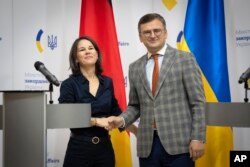 La ministra de Asuntos Exteriores alemana, Annalena Baerbock, izquierda, y el ministro de Asuntos Exteriores de Ucrania, Dmytro Kuleba, posan para una fotografía después de una conferencia de prensa conjunta tras sus conversaciones en Kiev, Ucrania, el 11 de septiembre de 2022.