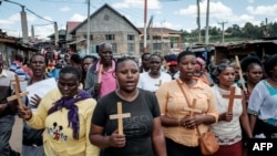 Waumini wa kanisa la Katoliki huko Kibera, Nairobi siku ya Ijumaa kuu tarehe 7 Aprili, 2023. Picha na Yasuyoshi CHIBA / AFP.