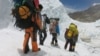 گلوبل وارمنگ، کوہ پیماؤں کی بڑھتی ہوئی تعداد اور ان کے چھوڑے ہوئے کچرے کے باعث دنیا کے سب سے اونچے پہاڑ ہمالیہ کی برف تیزی سے پگھل رہی ہے۔ 