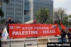 Partai buruh yang terdiri dari aliansi beberapa serikat buruh menggelar aksi damai Stop Perang Palestina-Israel di depan Kedubes Amerika Serikat pada Selasa (10/10) di Jakarta. (VOA/Indra Yoga)