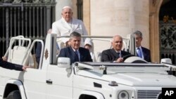 教宗方济各乘车离开梵蒂冈圣彼得广场。(2024年3月13日)