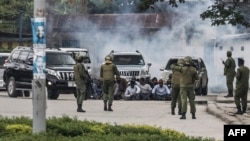 Maafisa wa polisi wa kupambana na fujo wakiwa Mji Mkongwe, Zanzibar, Oktoba 29 2020. Picha na MARCO LONGARI / AFP. 