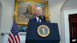 Presiden Joe Biden berbicara di Ruang Roosevelt Gedung Putih, Minggu, 28 Mei 2023, di Washington. Biden dan Ketua DPR AS Kevin McCarthy mencapai kesepakatan hari Minggu tentang kesepakatan untuk menaikkan plafon utang AS. 