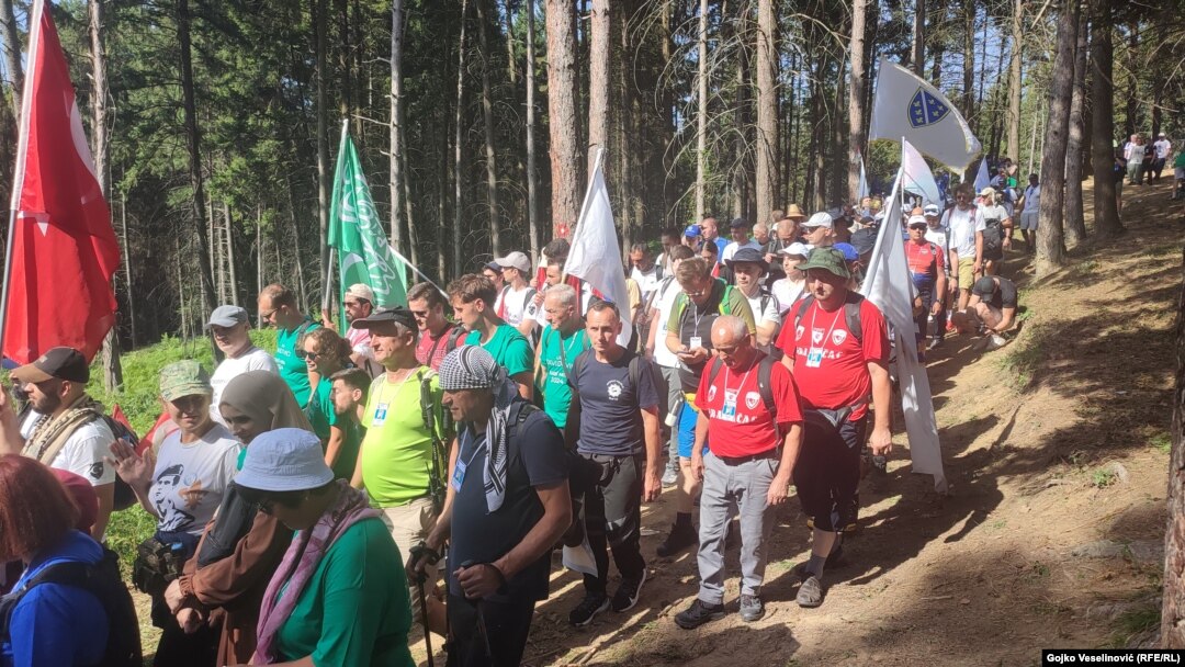 Bosna i Hercegovina, više od četiri hiljade učesnika kreće u trodnevni "Marš mira" od Nezuka do Srebrenice.