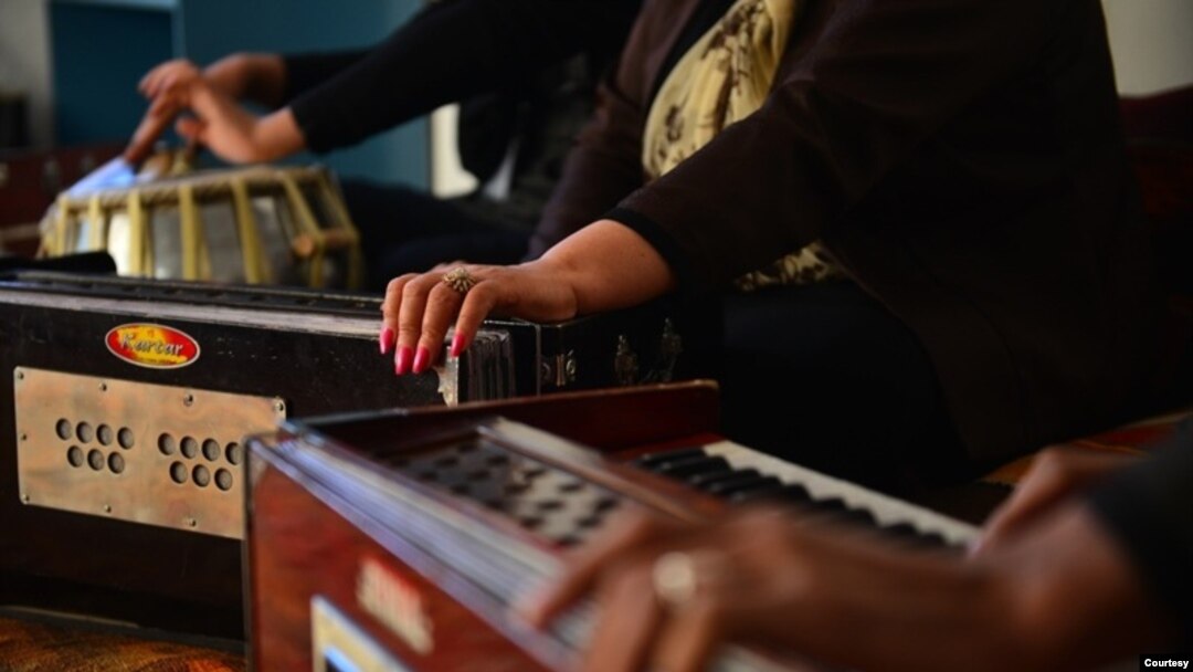 په اګست کال ۲۰۲۱م کې چې طالبان يو ځل بیا په افغانستان واکمن شول نو په علم او موسيقۍ ورکه مئينه حماسه هم د لکونو نورو افغانانو په څېر وطن پرېښودو او د کډوالۍ ژوند ته اړ شوه