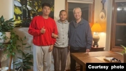 李小三(中)和儿子(左)到达美国后拜访牧师(右)