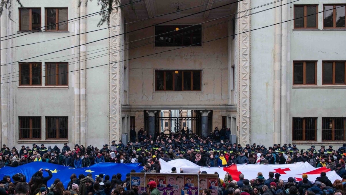 პარლამენტში “უცხოელი აგენტების” კანონის განხილვას ჩხუბი მოჰყვა