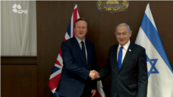 데이비드 캐머런 영국 외무장관이 17일 예루살렘에서 베냐민 네타냐후 이스라엘 총리와 악수를 나누고 있다.