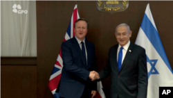 데이비드 캐머런 영국 외무장관이 17일 예루살렘에서 베냐민 네타냐후 이스라엘 총리와 악수를 나누고 있다.