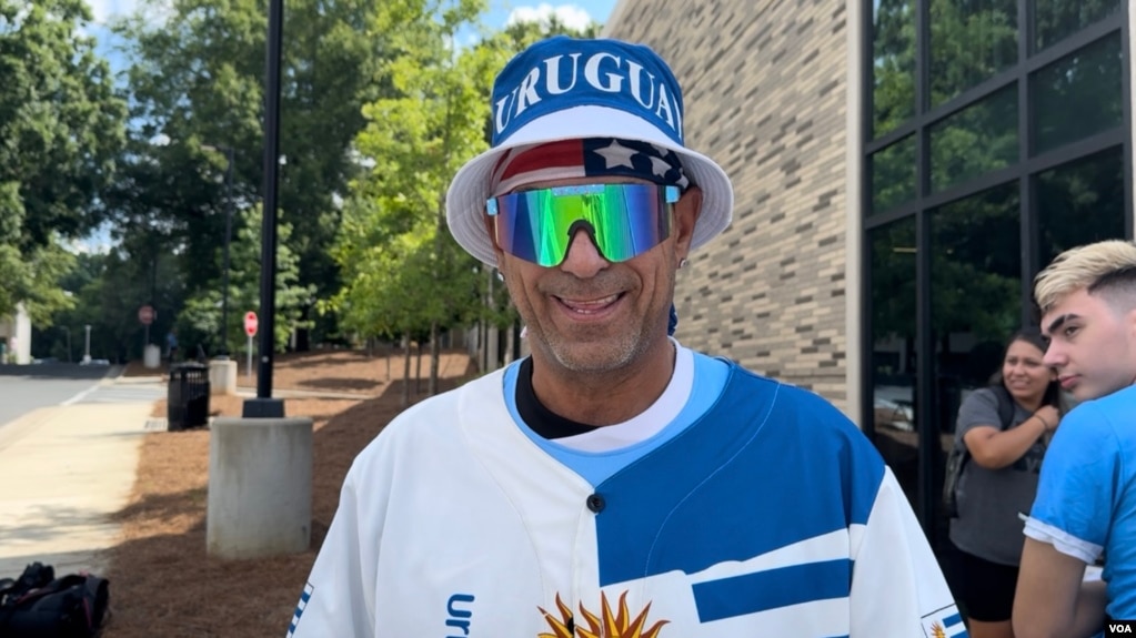 "Siento que va a ganar" dice sobre Uruguay el aficionado Pablo Silva desde las puertas del hotel en el que se aloja la selección charrúa