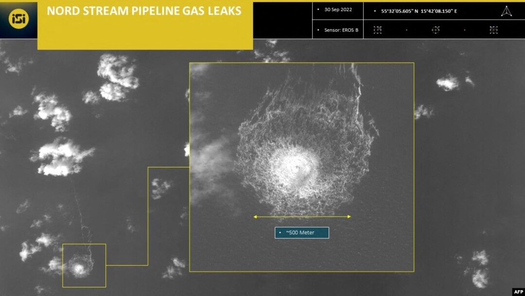 На спутниковом снимке, опубликованном ImageSat International 30 сентября 2022 года, показан выброс газа, образовавшийся в результате утечки на газопроводе «Северный поток-1» в шведской экономической зоне в Балтийском море.