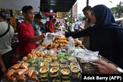 Sejumlah konsumen membeli makanan untuk berbuka puasa 13 Maret 2024. (Foto: Adek Berry/AFP)