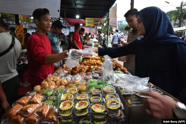 Sejumlah konsumen membeli makanan untuk berbuka puasa 13 Maret 2024. (Foto: Adek Berry/AFP)