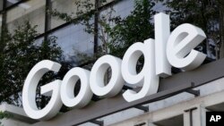 Logoja e kompanisë Google në hyrje të degës së saj në Nju Jork