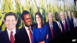 Plakati sa likovima predsjedničkih kandidata na republikanskom skupu u Iowi. (Foto: AP)