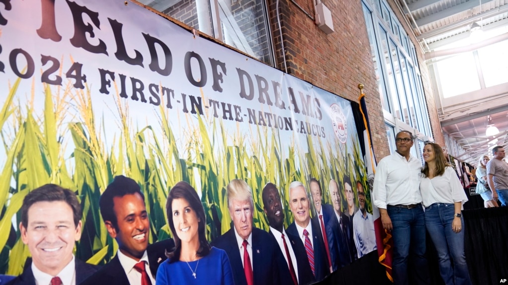 ARCHIVO - Un cartel de los candidatos que compiten por la nominación republicana en la Feria Estatal de Iowa, en Des Moines, Iowa, el 18 de agosto de 2023.