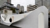 Seorang peserta melihat-lihat toilet umum yang didesain ulang sebagai bagian dari proyek mengubah toilet umum menjadi toilet yang dapat digunakan dengan nyaman oleh semua orang, di kawasan Shibuya, di Tokyo, Jepang 4 April 2024. (REUTERS /Kim Kyung-Hoon)