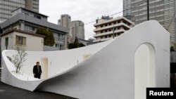 Seorang peserta melihat-lihat toilet umum yang didesain ulang sebagai bagian dari proyek mengubah toilet umum menjadi toilet yang dapat digunakan dengan nyaman oleh semua orang, di kawasan Shibuya, di Tokyo, Jepang 4 April 2024. (REUTERS /Kim Kyung-Hoon)
