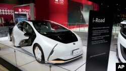 Kendaraan listrik yang diproduksi Toyota dipamerkan dalam acara Chicago Auto Show, pada 9 Februari 2023. (Foto: AP/Charles Rex Arbogast)