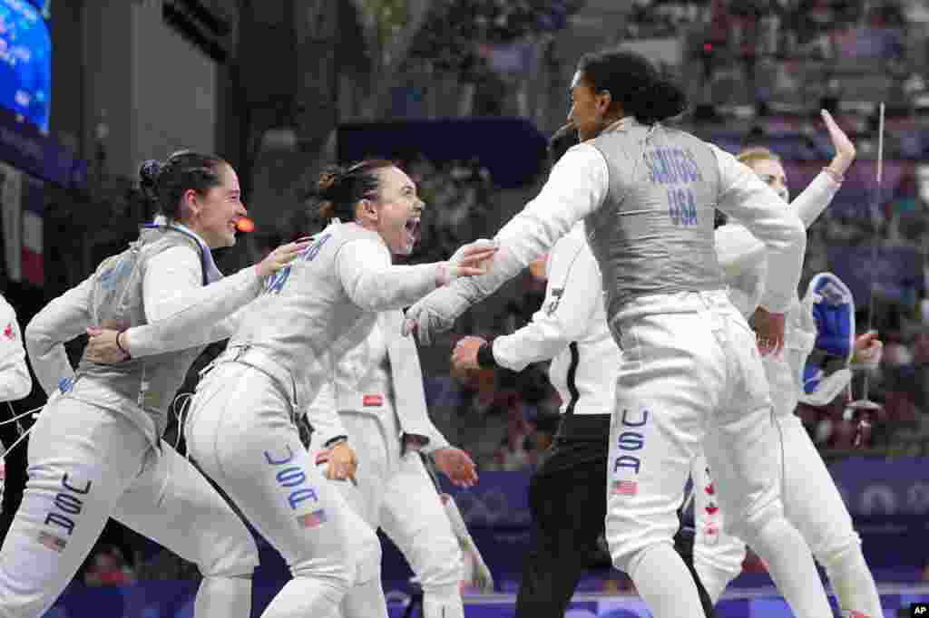 Para atlet anggar putri AS: Lee Kiefer, Lauren Scruggs, Jaqueline Dubrovich dan Maia mei Weintraub merayakan setelah memenangkan pertandingan semifinal foil beregu putri melawan Kanada selama Olimpiade Musim Panas 2024 di Grand Palais di Paris, Prancis. (AP)