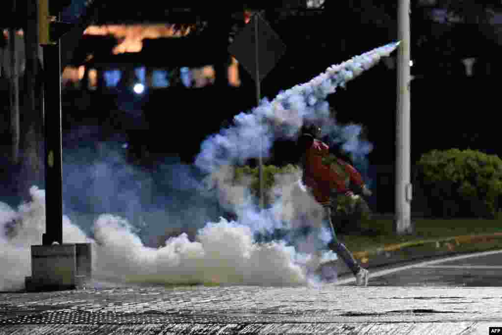 En medio de las manifestaciones, la policía lanzó gases lacrimógenos argumentando que se habían lanzado &quot;fuegos artificiales en Plaza Catedral, lugar considerado Patrimonio Histórico, poniendo en peligro la vida de las personas&quot;.