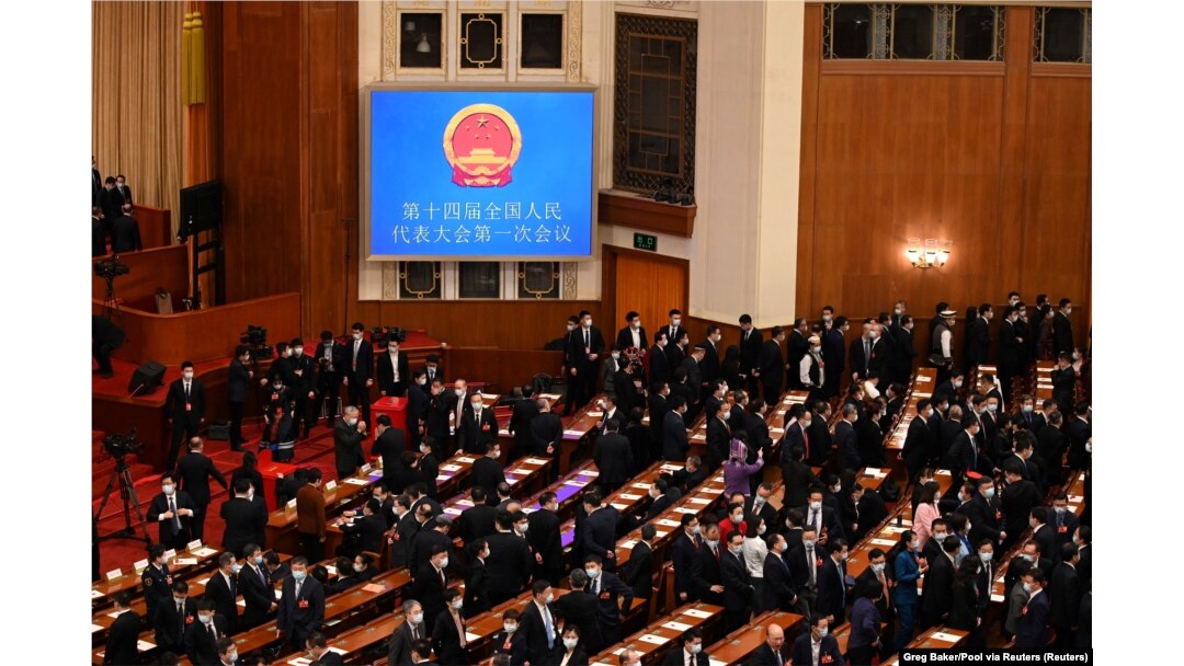 Para delegasi beristirahat selama sesi pleno keempat Kongres Rakyat Nasional (NPC) di Balai Besar Rakyat di Beijing pada 11 Maret 2023. (Foto: via Reuters)